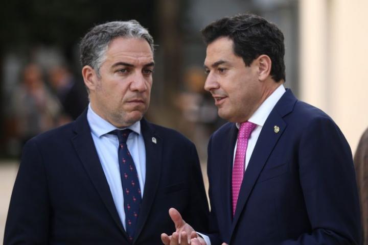 El portavoz andaluz, Elías Bendodo (i), junto al presidente, Juanma Moreno