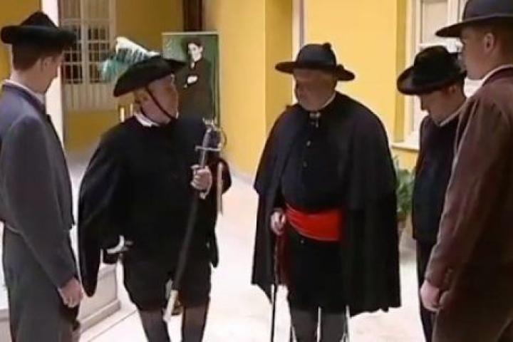 El alcalde, el pregonero y el recaudador de la fiesta de Lecrín, junto a varios mozos, durante la celebración.
