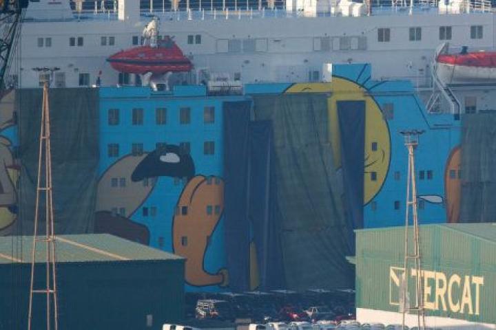 Embarcación con dibujos de los Looney Tunes, conocido como barco de Piolín, utilizado por los policías desplegados en Cataluña y cubierto con lonas a petición de Warner.