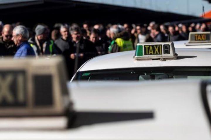 El sector del taxi de Madrid vota este martes si sigue con la huelga.