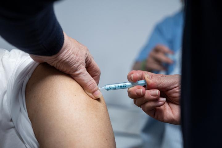 Un hombre es vacunado en España con AstraZeneca.