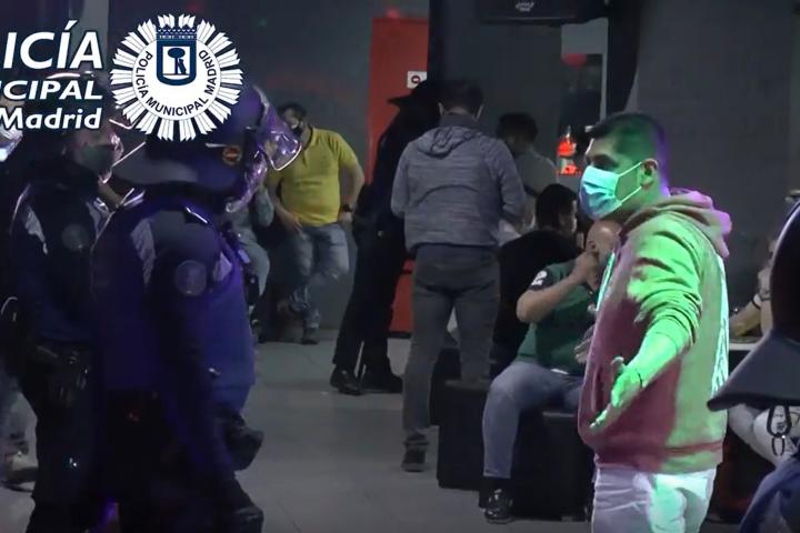 Agentes de la Policía Municipal de Madrid, desalojando un local en el que tenía lugar una fiesta clandestina
