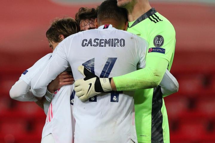 Courtois, héroe blanco, y Casemiro, se felicitan