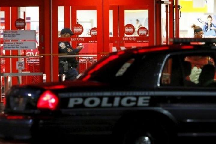 Policía registrando el lugar de los hechos en Indianápolis.