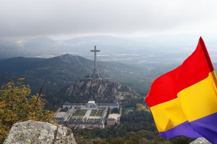 Una bandera republicana ondea, con el Valle de los Caídos al fondo, el día de la exhumación de Franco, en 2019.