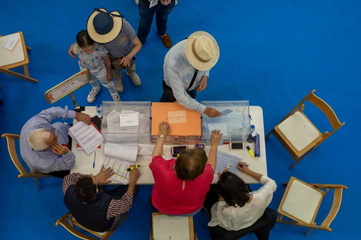 Ciudadanos votan en las elecciones regionales de mayo de 2019, en un colegio electoral de Madrid.