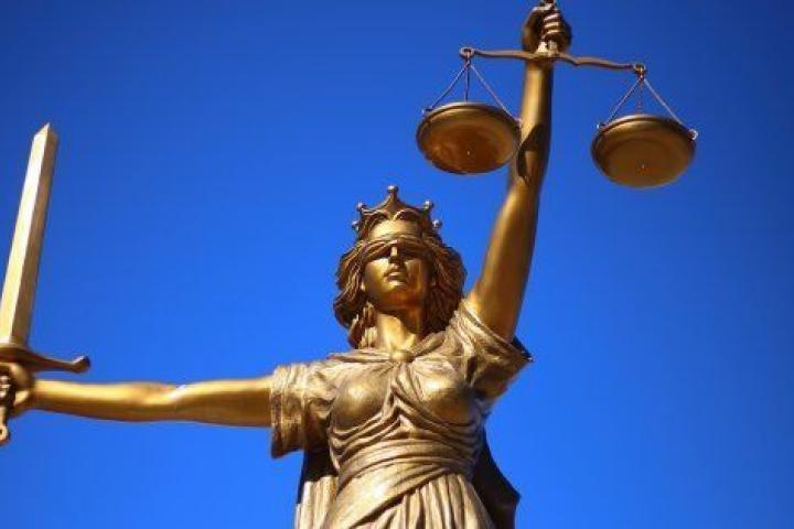 https://pixabay.com/en/justice-statue-lady-justice-2060093/