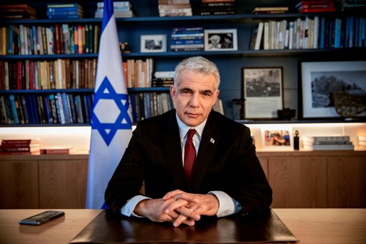 Yair Lapid, posando en su despacho de Tel Aviv.