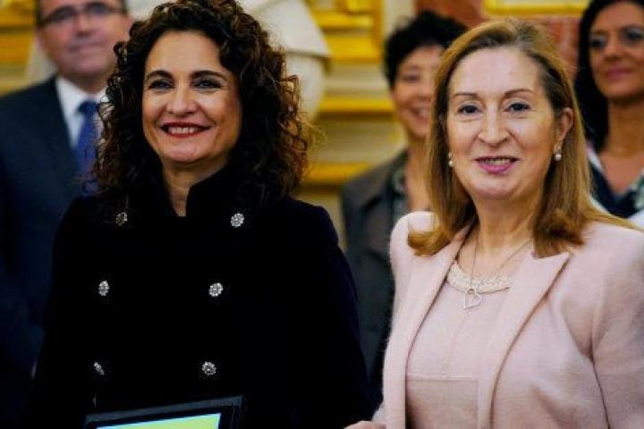 La ministra de Hacienda, María Jesús Montero, y la presidenta del Congreso, Ana Pastor, en la entrega de los Presupuestos Generales del Estado para 2019 en el Congreso.
