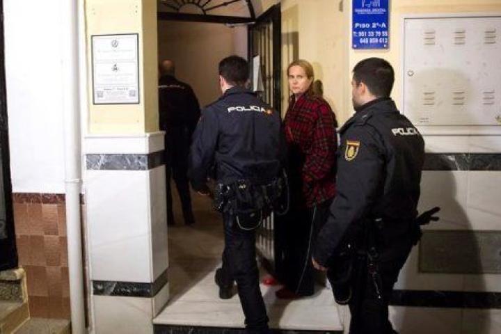 Varios policías acceden al edificio de la localidad malagueña de Fuengirola, donde una mujer de 47 años ha fallecido al ser apuñalada por, presuntamente, su pareja de 50 años.