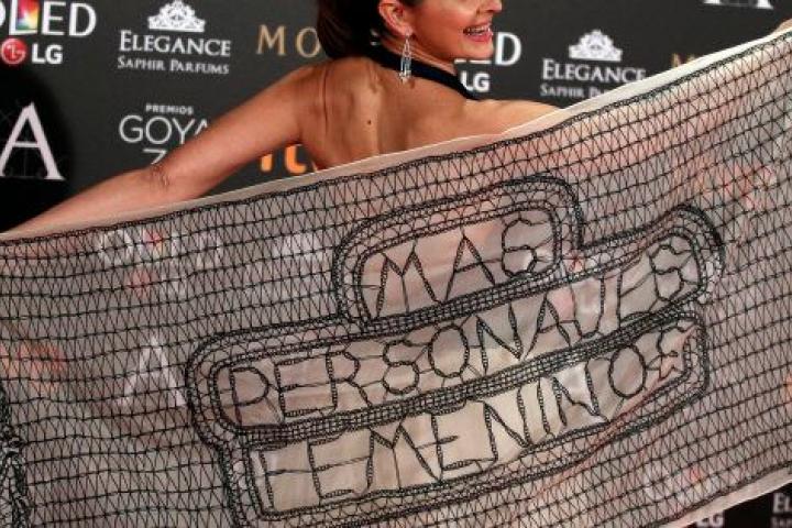 Cuca Escribano y su chal reivindicativo en la gala de los Goya 2017.