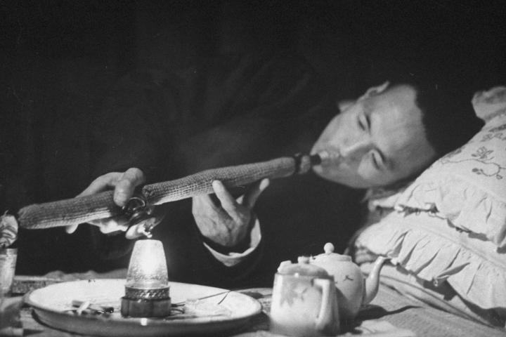 Un cliente fuma opio en 1946.
