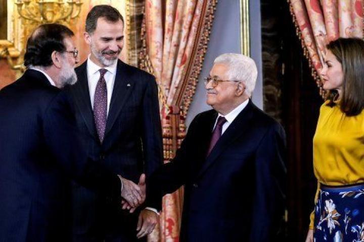 El presidente palestino, Mahmud Abbas, saluda al presidente del gobierno español, Mariano Rajoy, en presencia de los reyes Felipe y Letizia, antes del almuerzo ofrecido en su honor en el Palacio Real de Madrid.