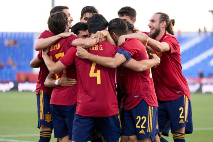 Los jugadores de España celebran uno de los goles