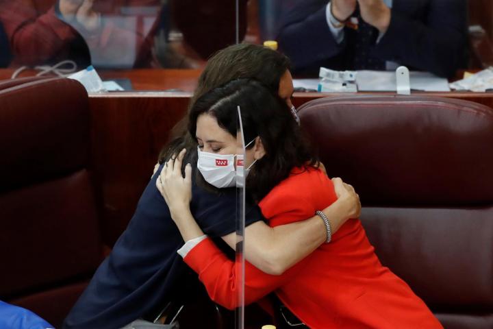 La presidenta madrileña en funciones, Isabel Díaz Ayuso (dcha) se abraza a la recién elegida presidenta de la Asamblea, Eugenia Carballedo, este martes.