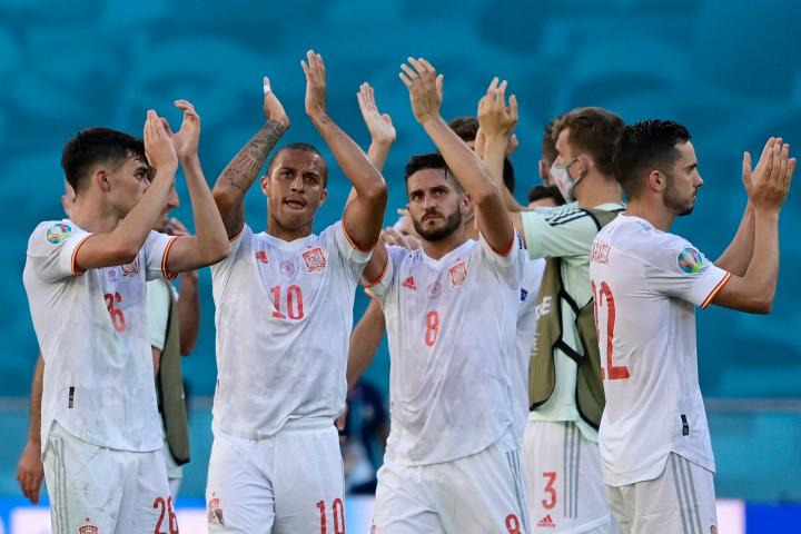 Jugadores de la selección española aplauden tras el 0-5 a Eslovaquia.