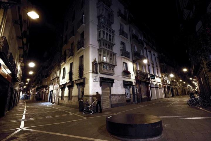 El casco Viejo de Pamplona durante una noche de mayo bajo el toque de queda.