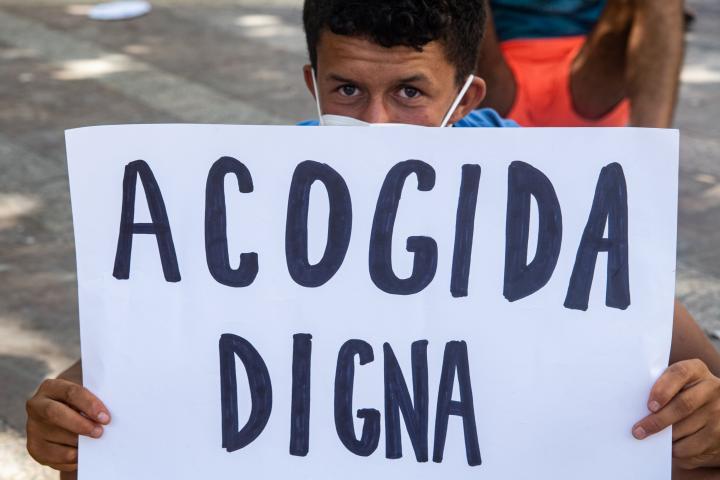 Manifestante pide una acogida digna durante una manifestación en Ceuta.