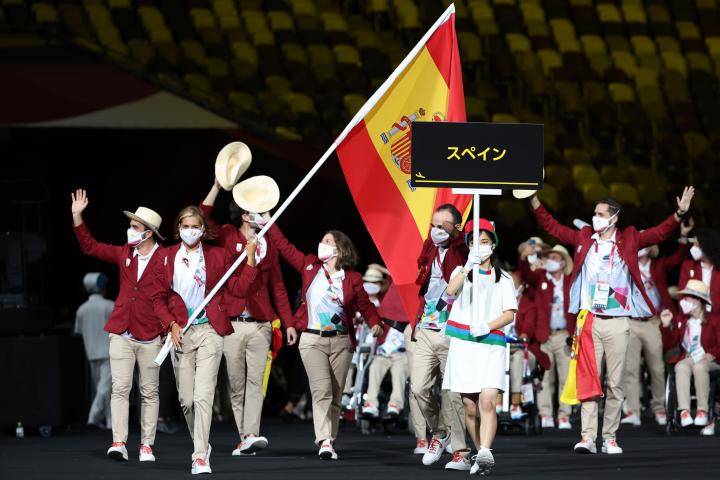 Michelle Alonso y Ricardo Ten, portando la bandera en cabeza de la delegación española.