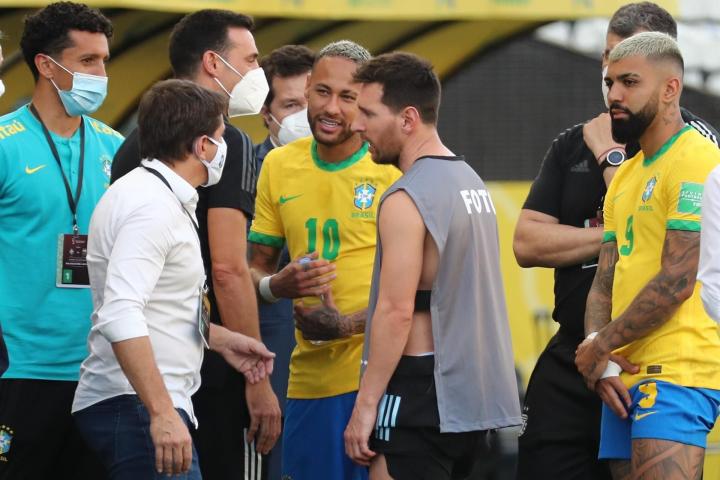 Lionel Messi durante el partido suspendido entre Brasil y Argentina este domingo.