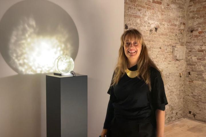 Lucía Vallejo Garay con una de las obras, 'La abstracción del alma': "Cada pieza es parecida y cada una es diferente como las almas de cada persona”