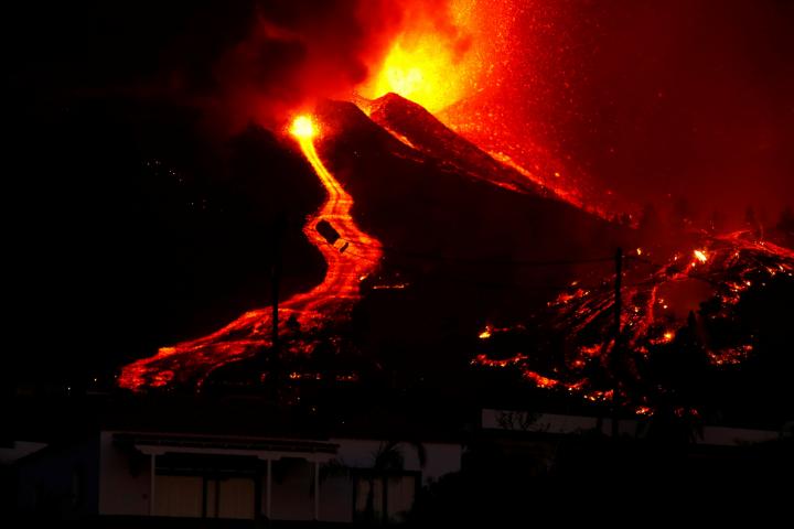 Las coladas de lava descienden hacia el mar tras erupción del volcán en La Palma.
