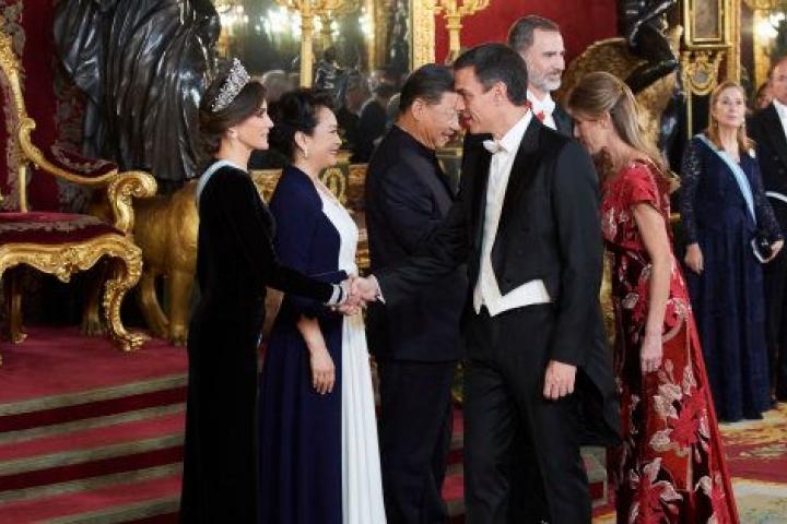 Letizia saluda a Pedro Sánchez