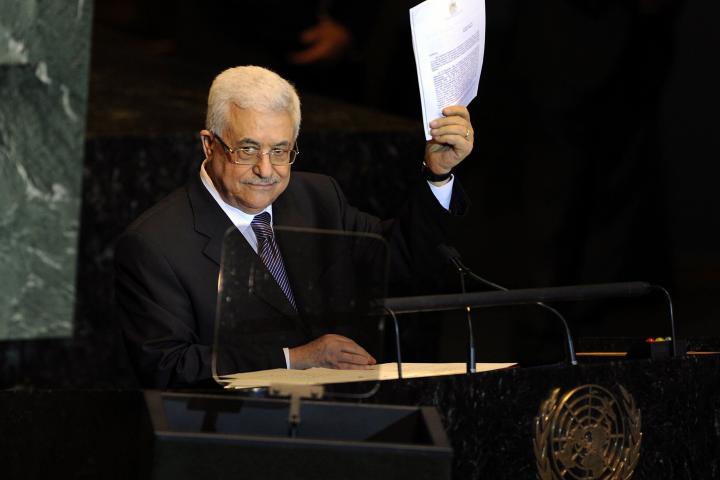 El presidente palestino Mahmoud Abbas, con la copia de la carta dirigida a la ONU pidiendo el reconocimiento de su estado, en 2011. 