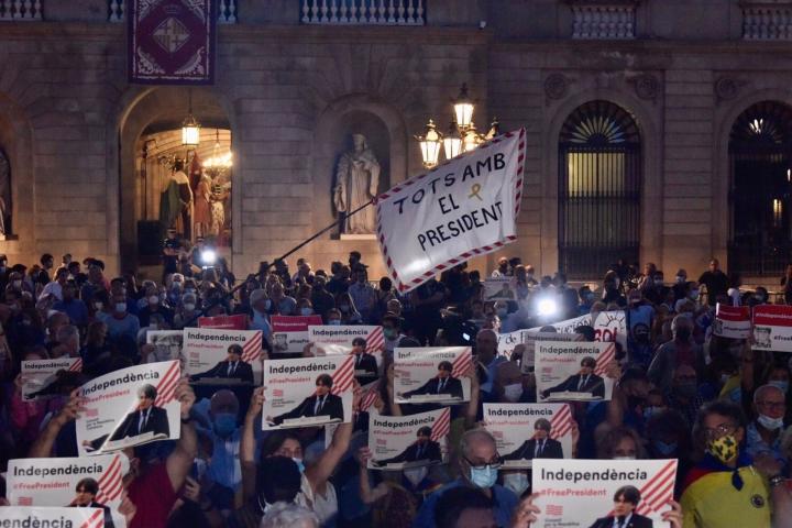 Manifestantes contra la detención de Carles Puigdemont en Barcelona.