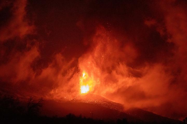 EL PASO, LA PALMA CANARY ISLAND, SPAIN - SEPTEMBER 24: The 'Cumbre Vieja' volcano at sunset on 23 September 2021 in El Paso, La Palma, Canary Islands, Spain. The lava coming out of the volcano of 'Cumbre Vieja', in El Paso (La Palma), It has cov...