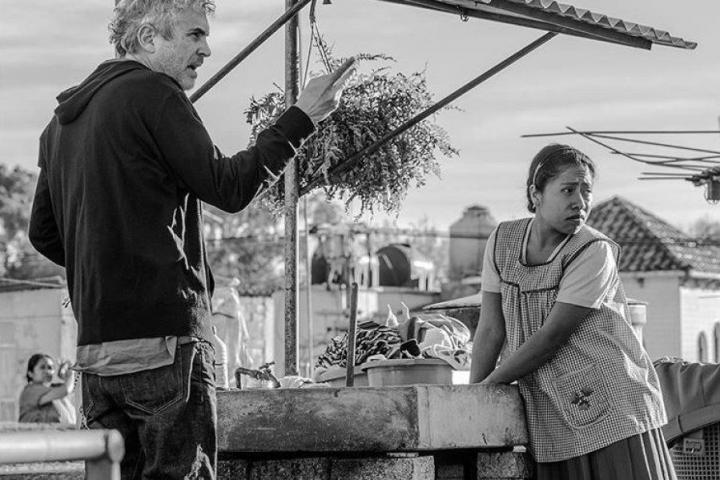 Alfonso Cuarón y Yalitza Aparicio en el rodajo de 'Roma'. Instagram: Romapelicula/ @carlossomonte