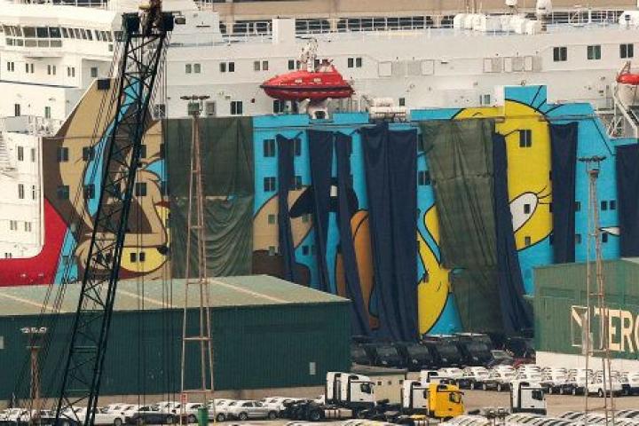 Lonas oscuras cubriendo las figuras de los Looney Tunes en el barco destinado a los agentes de refuerzo y atracado en el Puerto de Barcelona.