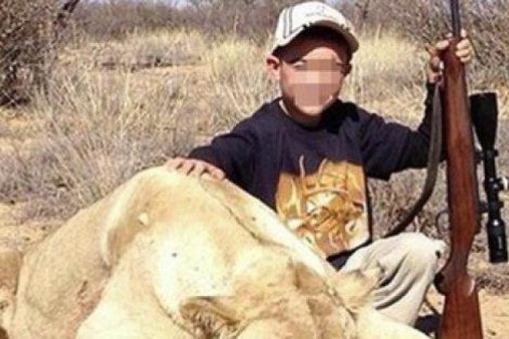 Críticas a un cazador por publicar fotos de sus hijos con leones muertos