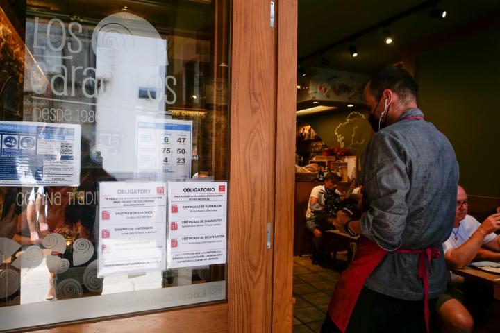 Indicaciones frente al coronavirus en un restaurante de Santiago de Compostela.