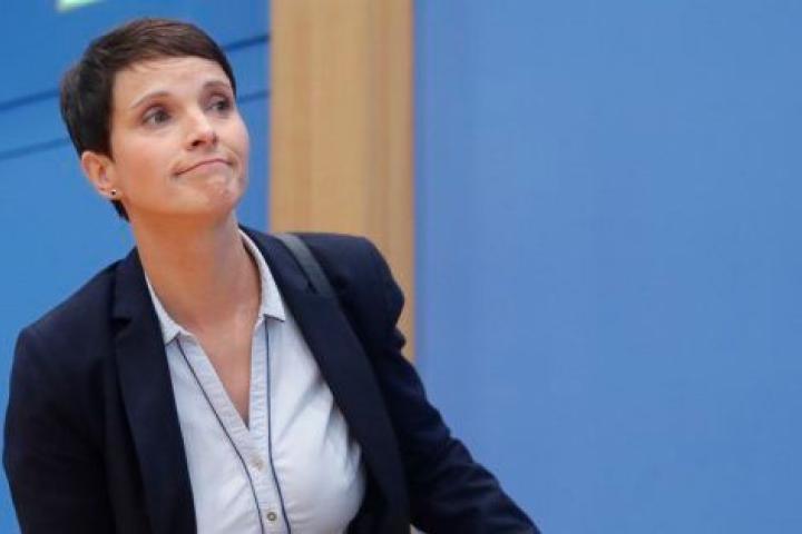 La copresidenta de AfD, Frauke Petry, anuncia su decisión a los medios.