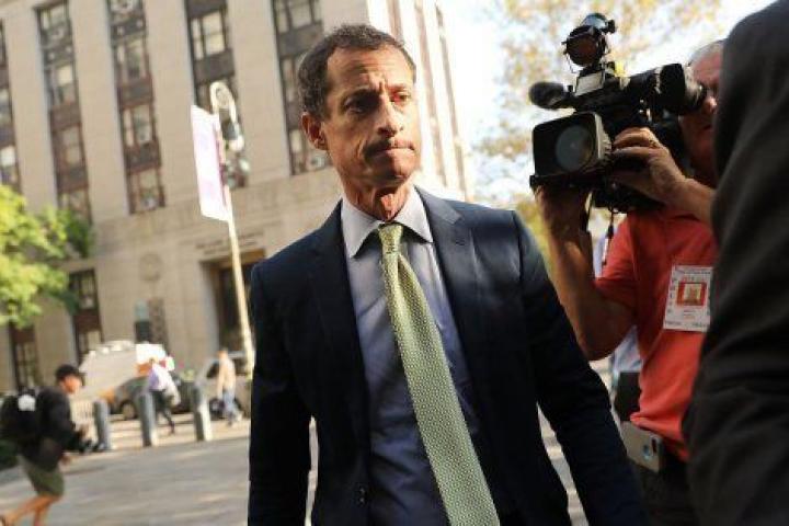 Anthony Weiner llega al tribunal en el que ha conocido la sentencia de prisión.