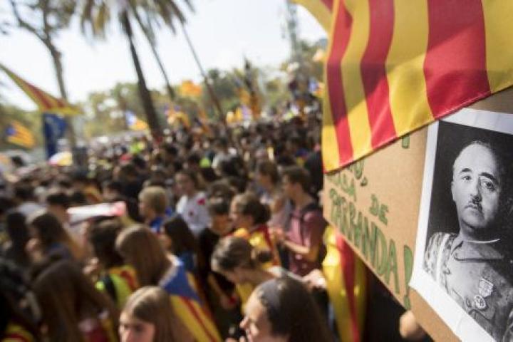Centenares de personas, convocadas por ANC y Òmnium, se concentran ante el Tribunal Superior de Justicia de Cataluña (TSJC) en protesta por las detenciones.