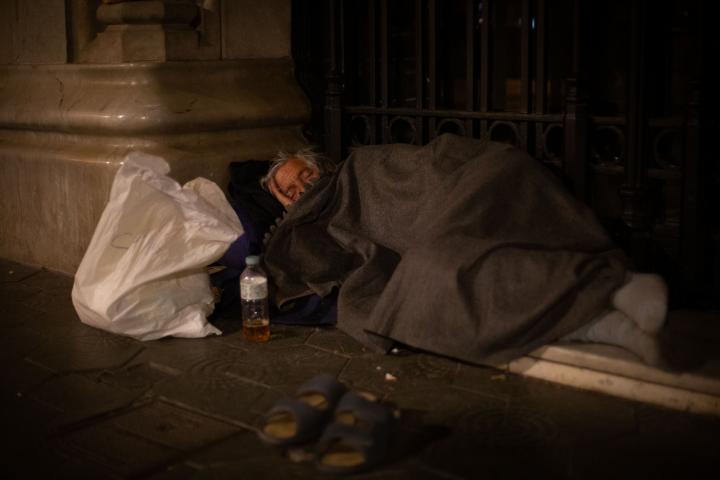 Un hombre duerme en las calles de Barcelona.