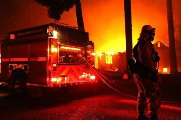 Miles de personas han sido evacuadas de sus hogares en un nuevo incendio