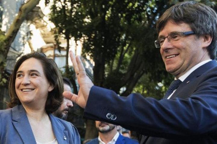 El presidente de la Generalitat, Carles Puigdemont, junto a la alcaldesa de Barcelona, Ada Colau.