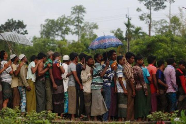 Refugiados rohingya esperan para recibir comida repartida por ONG locales cerca de Balukhali, Bangladesh, este miércoles.