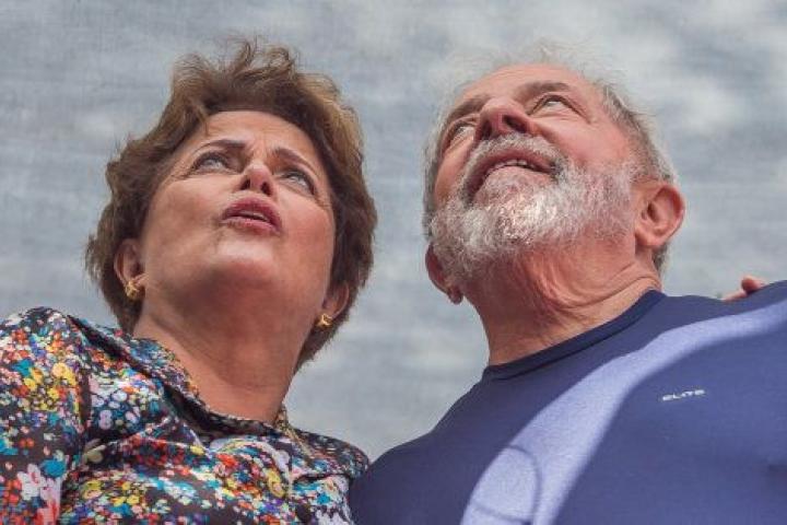 Dilma Rousseff y Luiz Inacio Lula da Silva, el pasado abril, durante una misa en recuerdo de la esposa del expresidente, en Sao Bernardo do Campo.