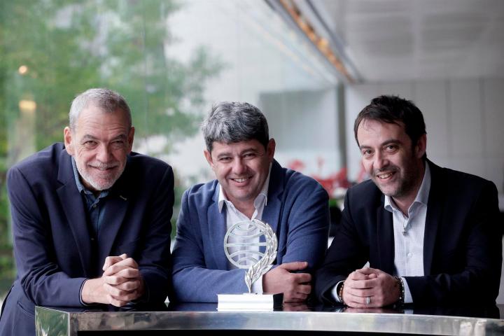 Los tres escritores tras el pseudónimo de Carmen Mola, ganadores del Premio Planeta 2021.
