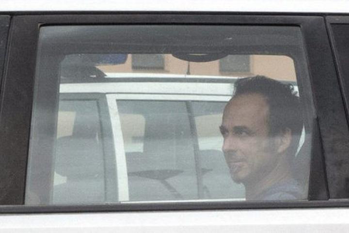 Francesco Arcuri, expareja de Juana Rivas, en la parte trasera del coche, el pasado mes de agosto.