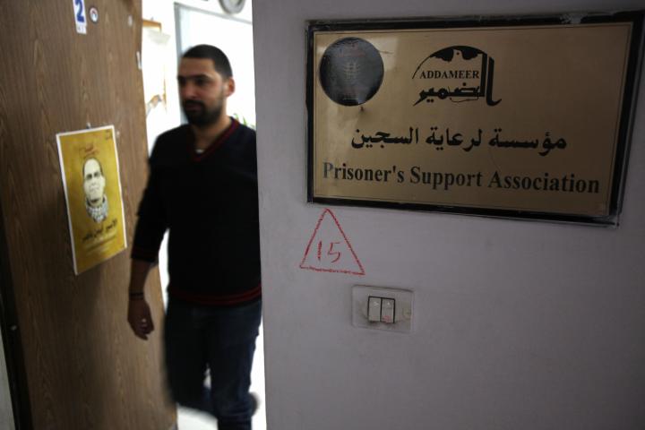 Un empleado de Addameer, en la sede de la ONG en Ramala (Cisjordania), en 2012, cuando soldados israelíes se llevaron su material informático. 