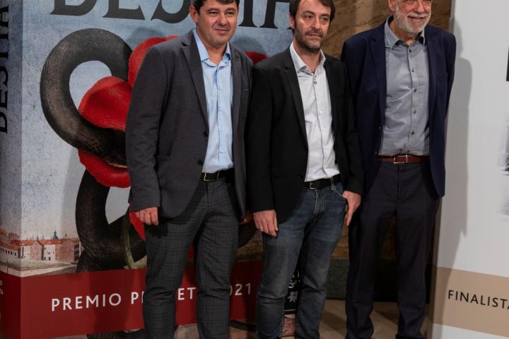 Los escritores bajo el pseudonimo de Carmen Mola Jorge Díaz (i), Agustín Martínez (2i) y Antonio Mercero (3i) posan durante la presentación Premio Planeta y Finalista 2021 en el Instituto Cervantes de Madrid, este jueves.