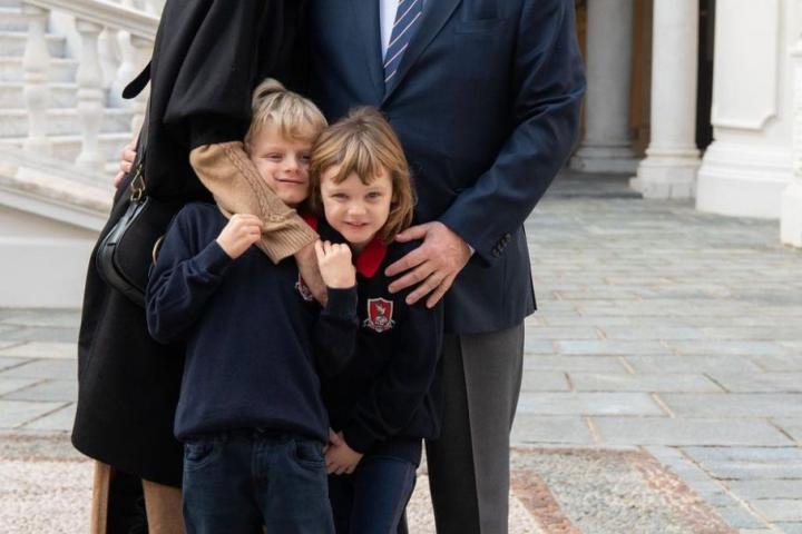 Alberto y Charlene posan con sus hijos horas después de que la princesa regresara a Mónaco después de seis meses.