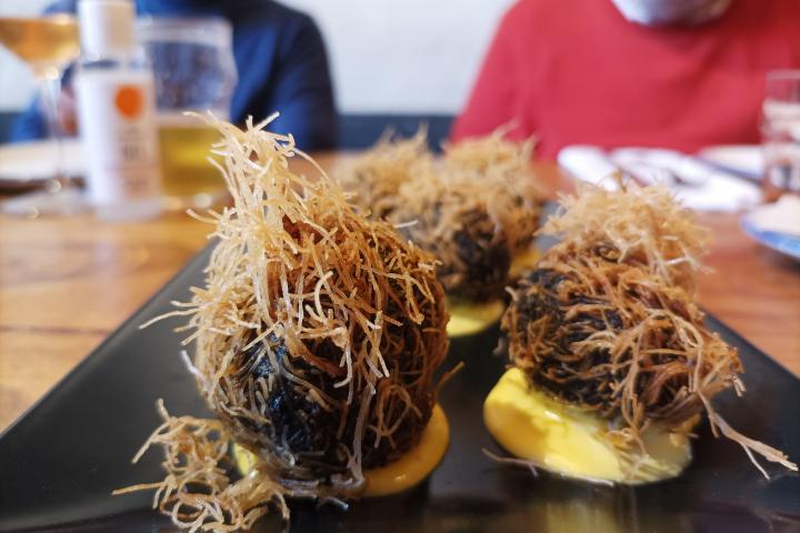 Croquetas de chipirones de 'La Caníbal' en Lavapiés, Madrid.