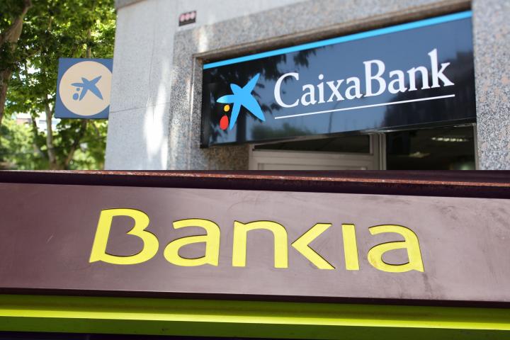 Oficinas de Bankia y Caixabank, en sendas imágenes de archivo.