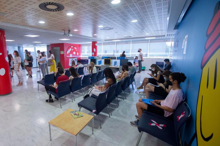 La gente espera para vacunarse en el Hospital de La Paz (Madrid), el 7 de julio de 2021.